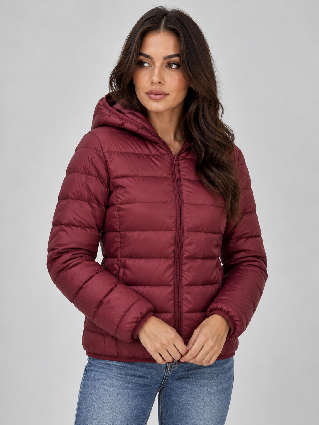 Chaqueta acolchada ligera color burdeos con capucha y cierre frontal, vista de frente.