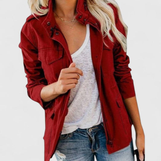 Chaqueta casual roja con cuello alto, cierre delantero y bolsillos frontales, llevada abierta sobre una camiseta blanca.