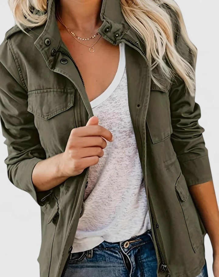 Vista frontal de una chaqueta casual verde oliva con cuello alto, líneas definidas, cierre delantero y bolsillos con solapa.