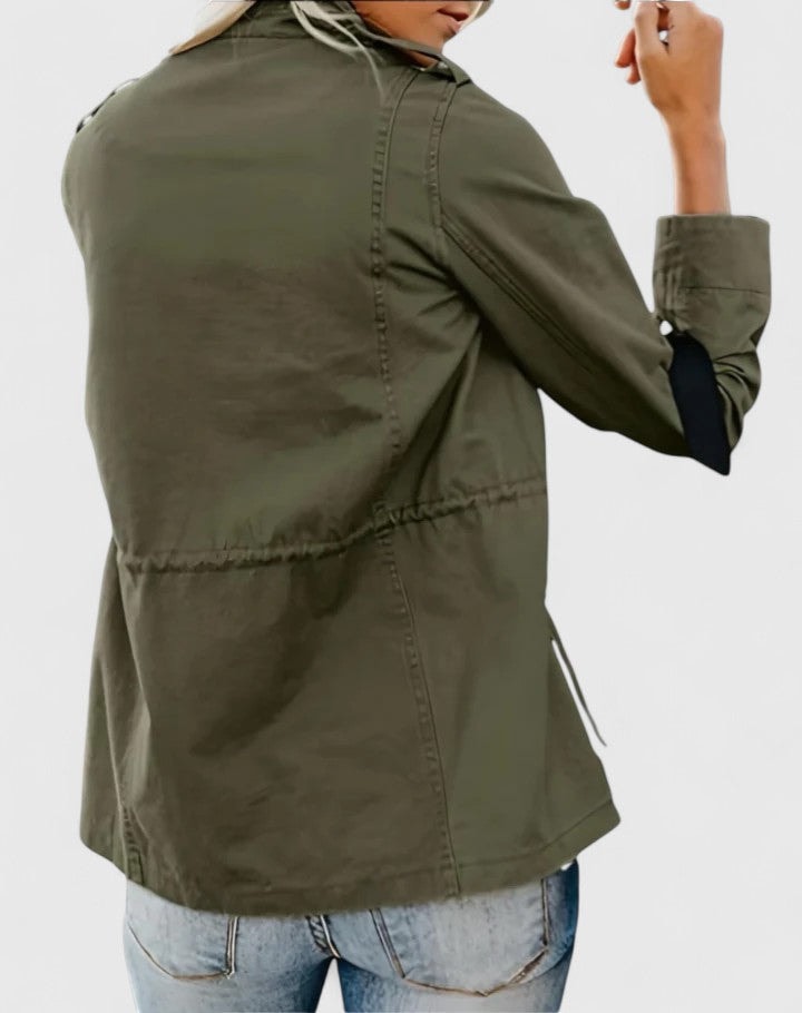Vista posterior de la chaqueta casual verde oliva, con cuello alto, costura horizontal en la espalda y ajuste lateral.