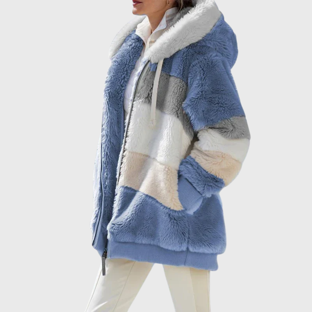 Chaqueta azul con franjas multicolor, capucha amplia y bolsillo lateral, mostrada de perfil con la cremallera frontal abierta.