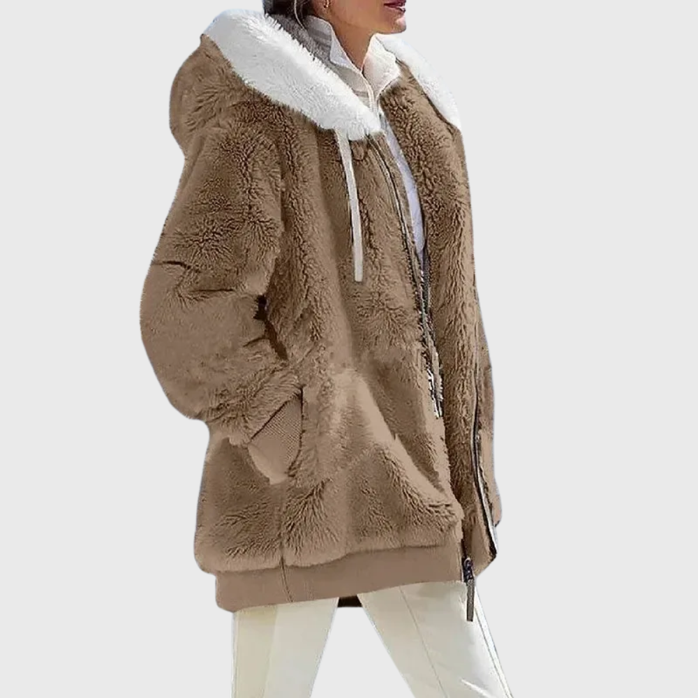 Chaqueta marrón lisa con capucha clara y bolsillos laterales, mostrada de perfil.
