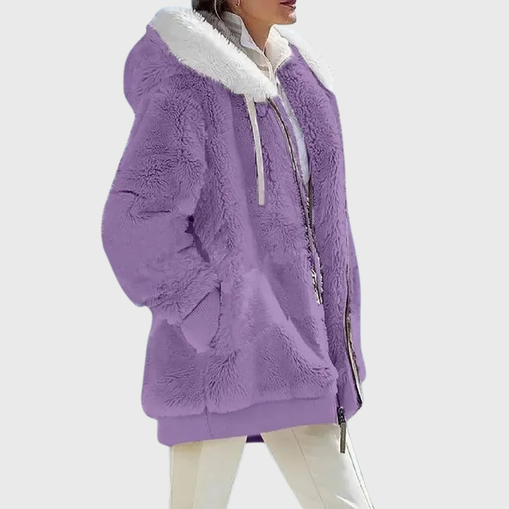 Chaqueta morada lisa con capucha clara, cordones y cierre frontal, vista de perfil.