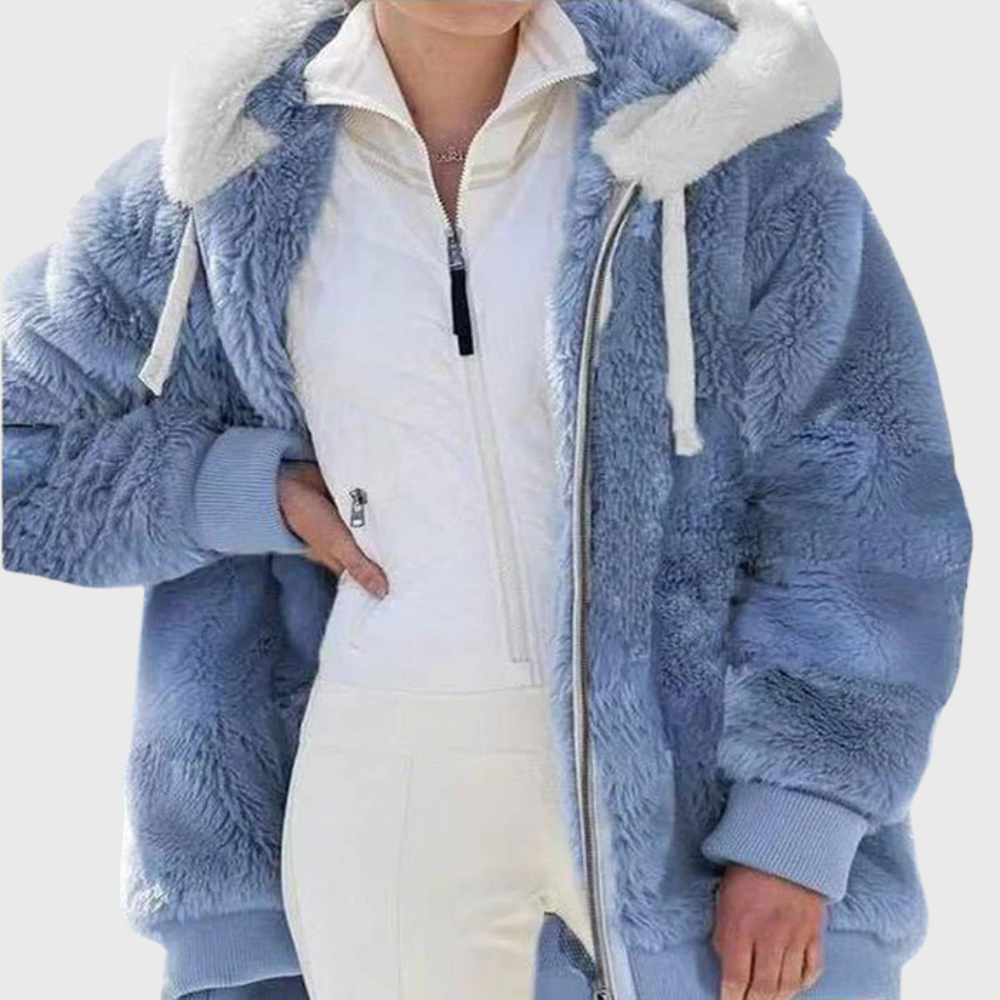 Vista frontal de la chaqueta azul lisa con capucha clara, cordones, cierre frontal y puños ajustados.