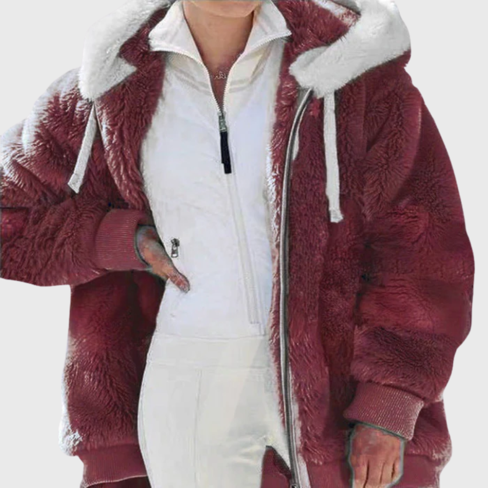 Vista frontal de la chaqueta burdeos lisa con capucha clara, cordones y bolsillos laterales.