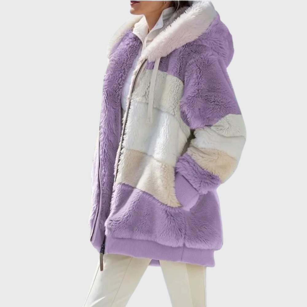 Chaqueta morada con franjas claras y capucha, vista de perfil con una mano dentro del bolsillo lateral.