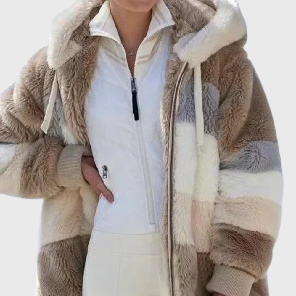 Detalle frontal de la chaqueta marrón de franjas multicolor, con capucha, cordones y bolsillos laterales.