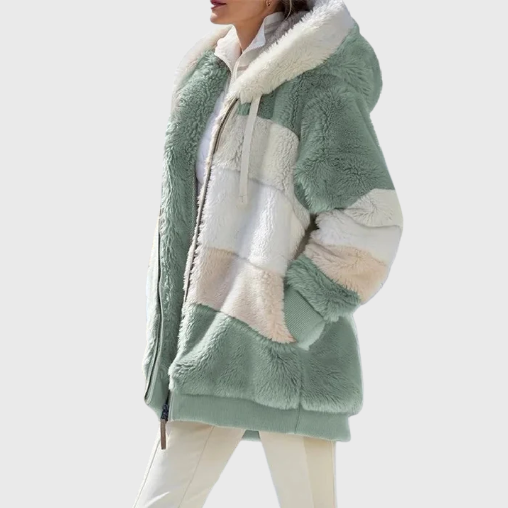 Chaqueta verde salvia con franjas claras, capucha con cordones y bolsillo lateral, mostrada de perfil.