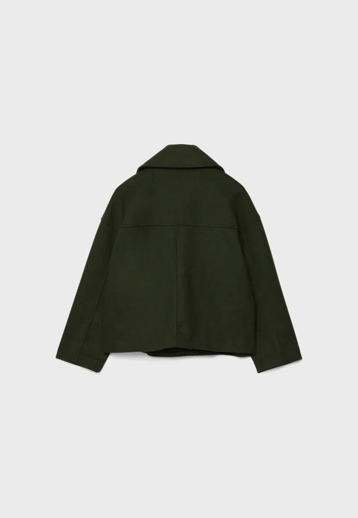 Vista posterior de la chaqueta corta verde oliva, con cuello, costura horizontal y panel central.