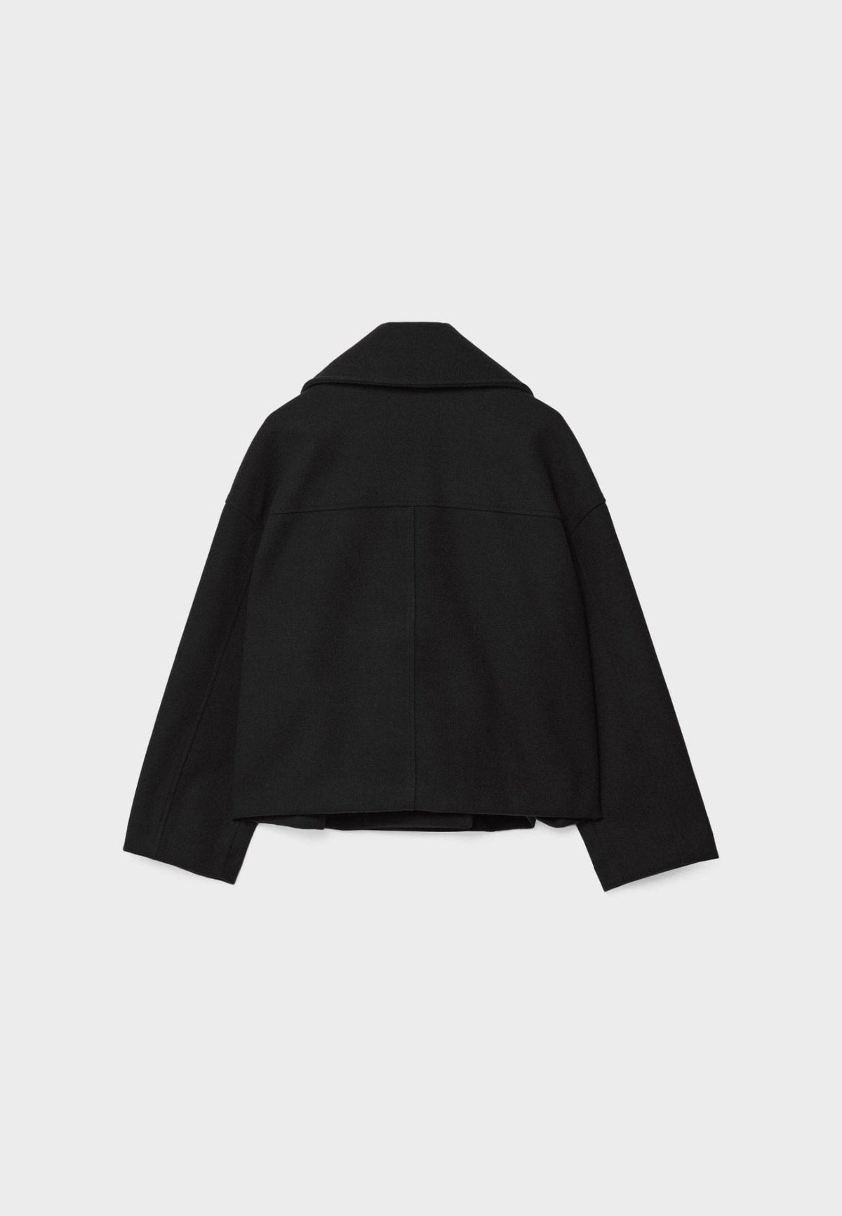 Vista posterior de la chaqueta corta negra, que muestra el cuello y la costura central de la espalda.