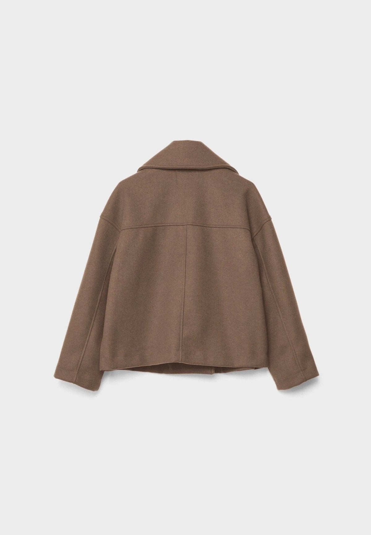 Vista posterior de la chaqueta corta marrón, con panel trasero y bajo ligeramente curvado.