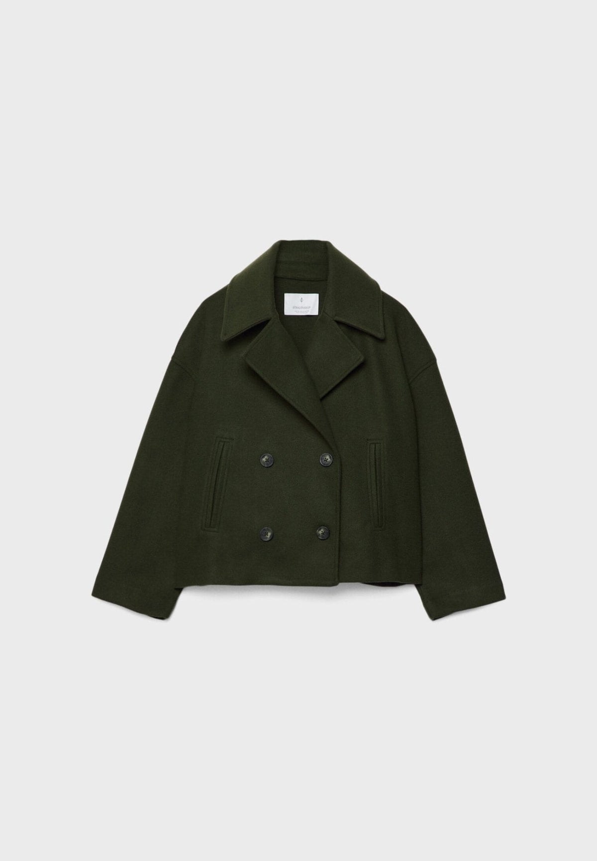 Chaqueta corta verde oliva extendida de frente, con cierre cruzado, cuatro botones y bolsillos laterales.