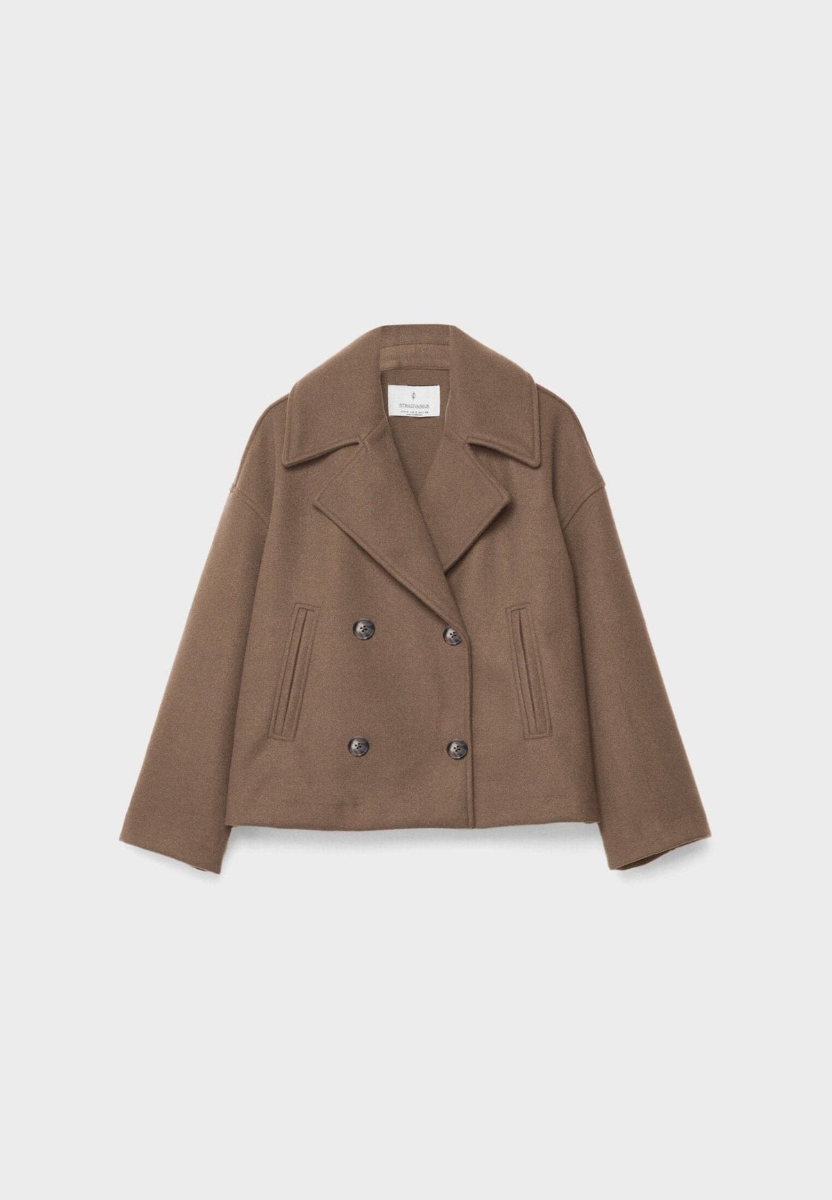 Chaqueta corta marrón extendida de frente, con solapas estructuradas y bolsillos verticales.