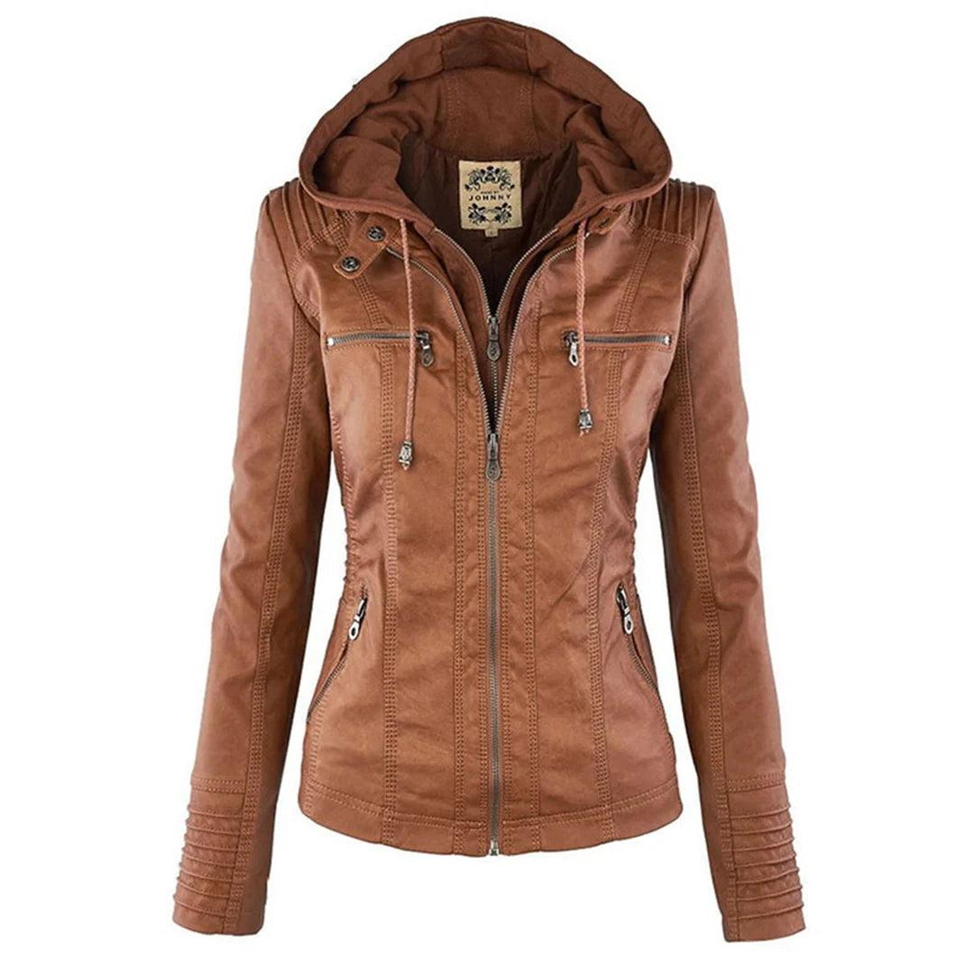 Chaqueta entallada marrón con capucha ajustable, cremallera frontal, bolsillos laterales con cremallera y detalles pespunteados en hombros y puños.