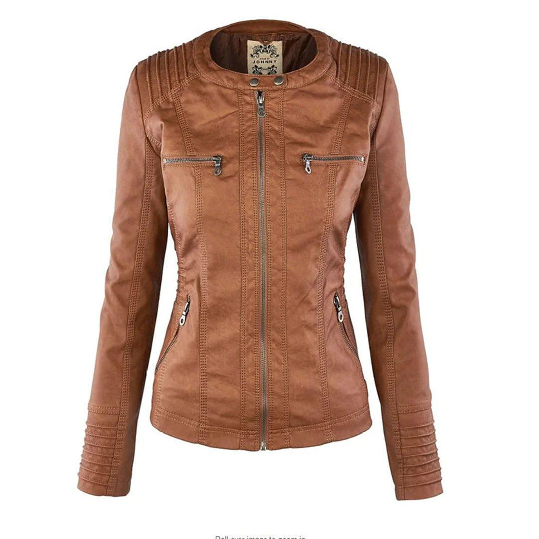 Vista frontal de chaqueta entallada marrón sin capucha visible, con cuello alto, cremallera central, bolsillos superiores y laterales con cremallera.