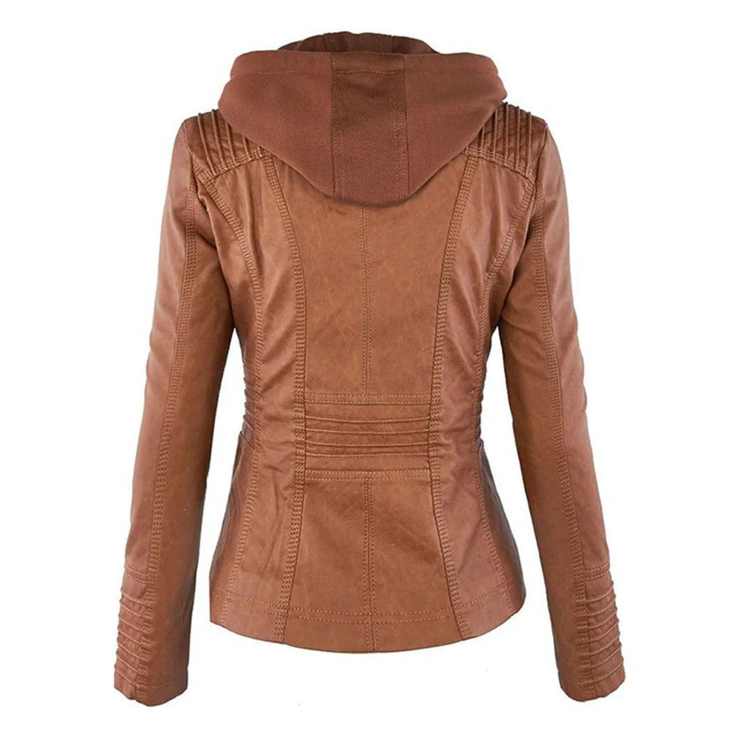 Parte posterior de la chaqueta marrón con capucha, costuras verticales, cintura entallada y detalles pespunteados en la zona lumbar y los puños.