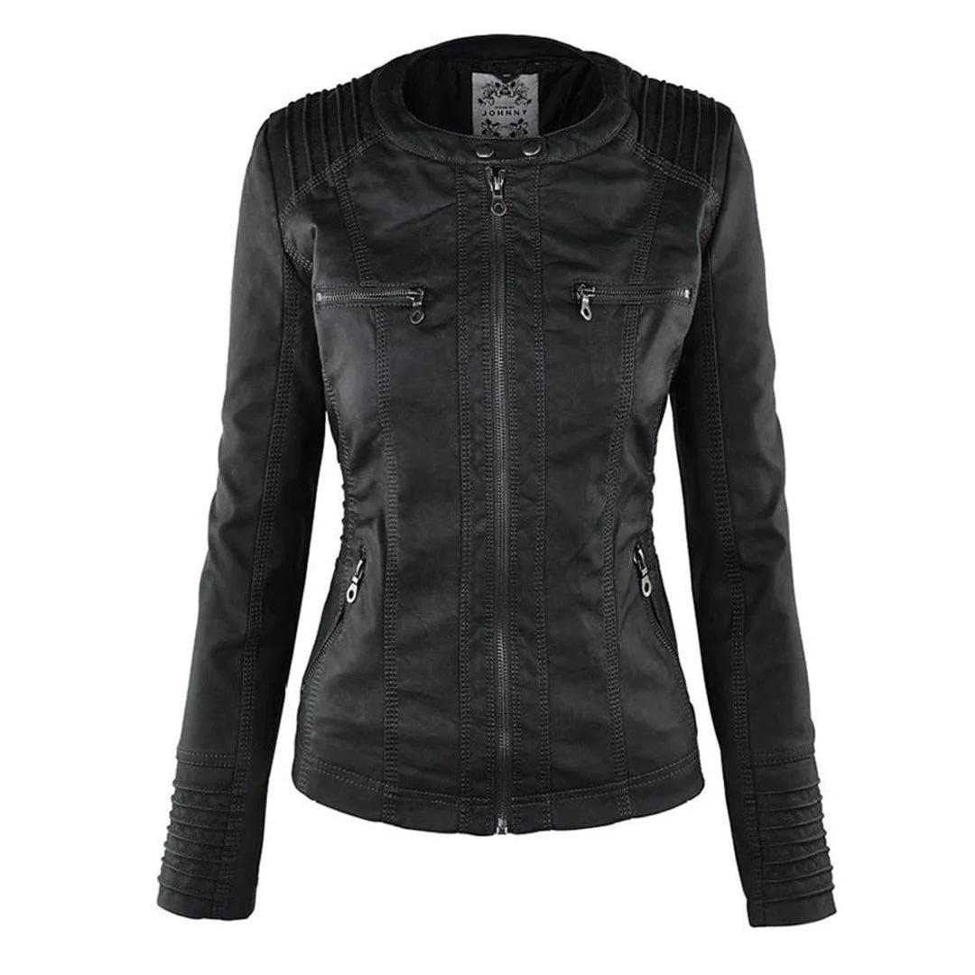 Chaqueta entallada negra de cuello alto, sin capucha visible, con cremallera frontal, dos bolsillos superiores y bolsillos laterales con cremallera.