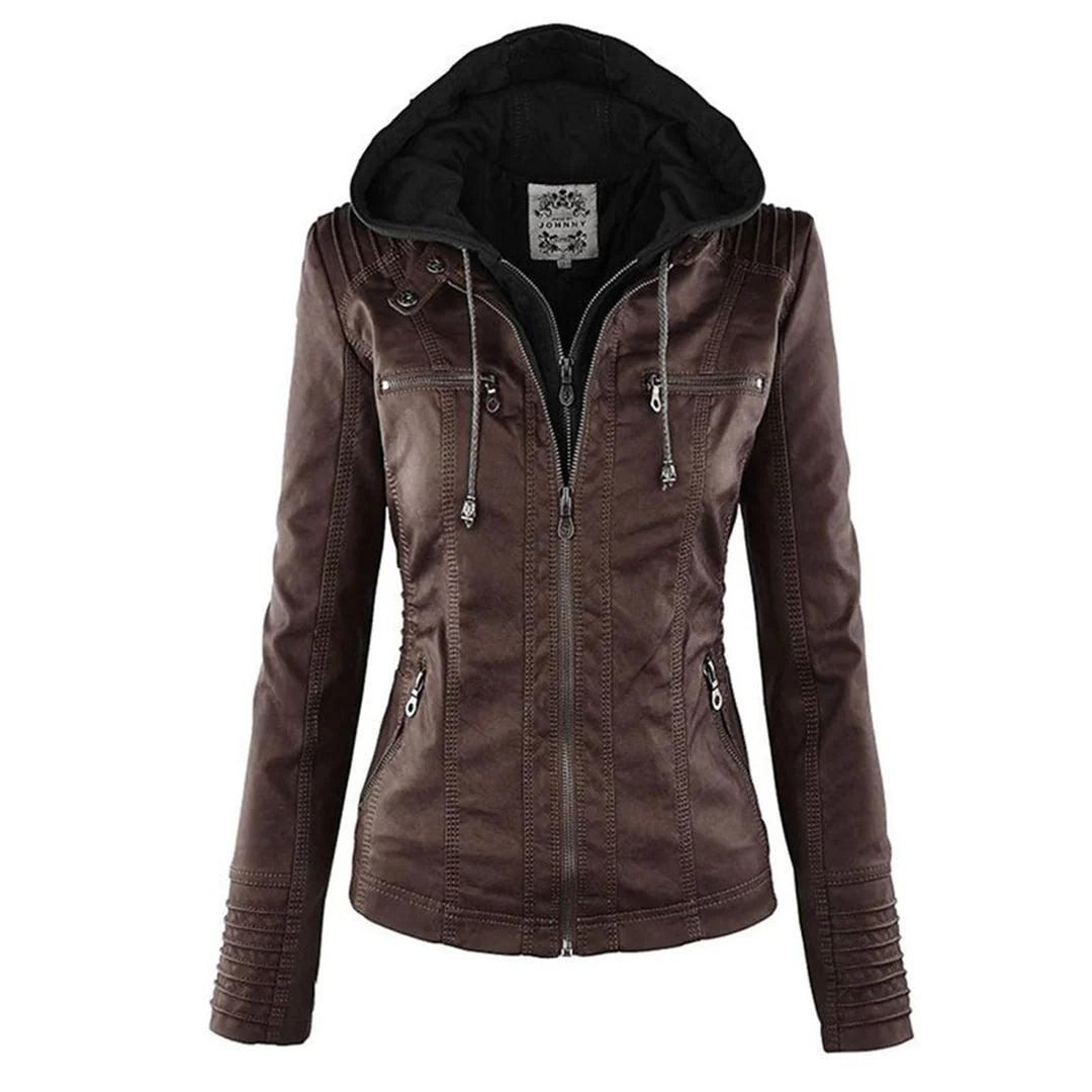 Chaqueta entallada marrón oscuro con capucha ajustable, cordones frontales, cierre de cremallera y bolsillos con cremalleras plateadas.