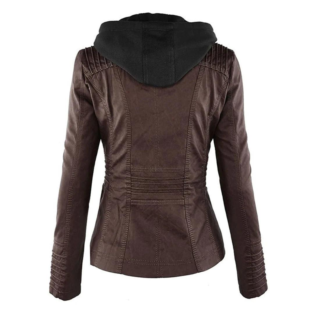Vista posterior de la chaqueta marrón oscuro con capucha negra, cintura entallada, costuras verticales y detalles pespunteados en hombros, espalda y puños.
