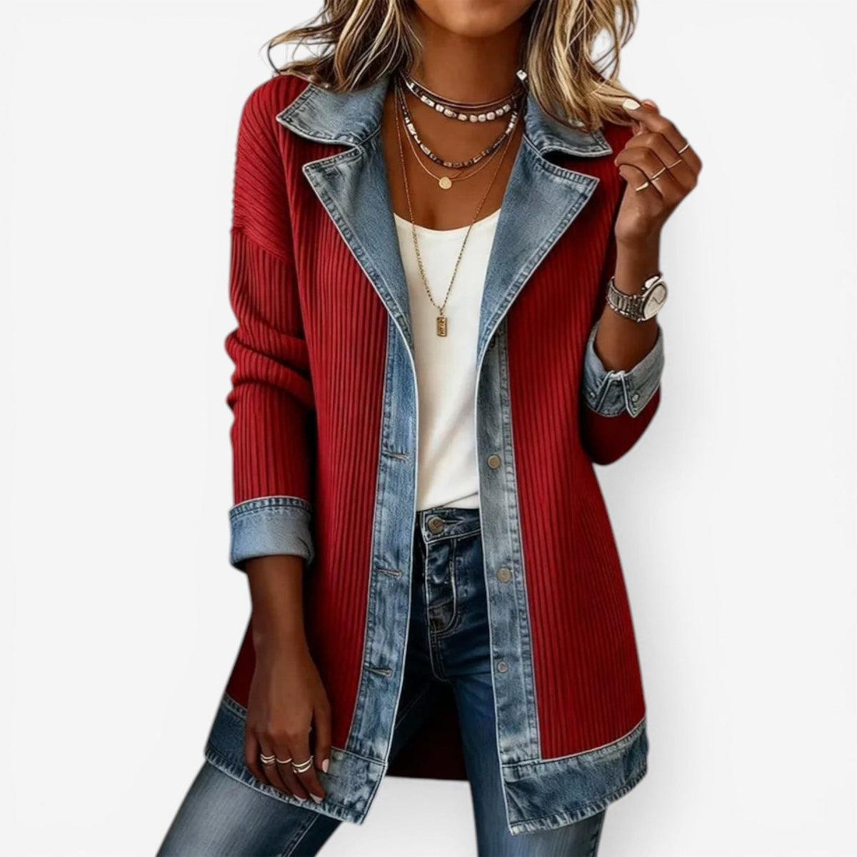 Chaqueta larga roja de canalé con solapas, puños y bajo azules en contraste, abotonada sobre una camiseta blanca.