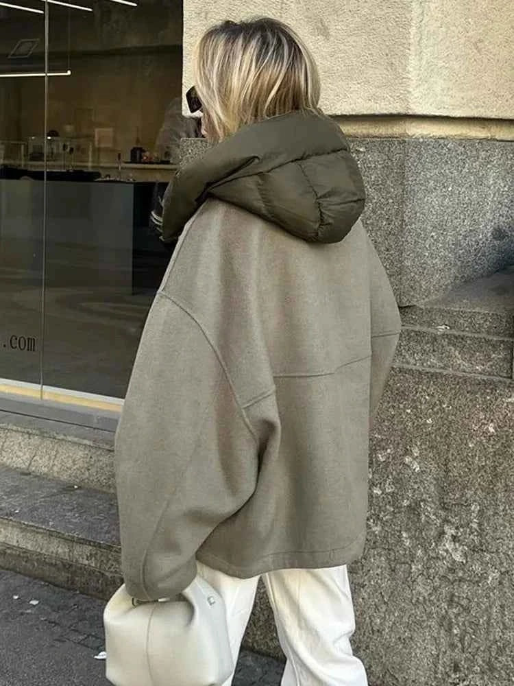 Vista trasera de la chaqueta oversize, con el cuello acolchado extendido sobre la parte superior de la espalda.