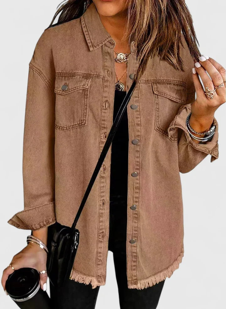 Chaqueta vaquera oversize marrón con mangas largas y bajo deshilachado.