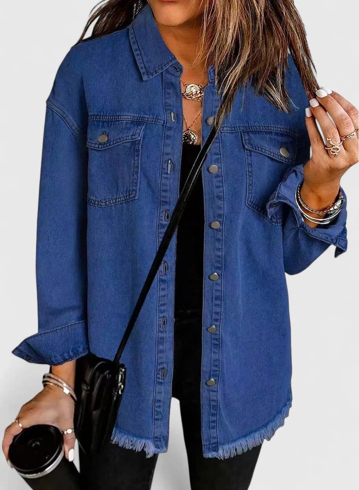 Chaqueta vaquera holgada azul oscuro con bolsillos de solapa y botones metálicos.