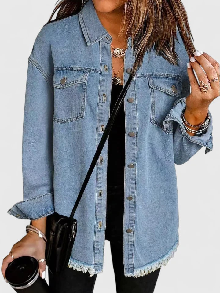 Chaqueta vaquera oversize azul claro con cuello camisero y bajo deshilachado.
