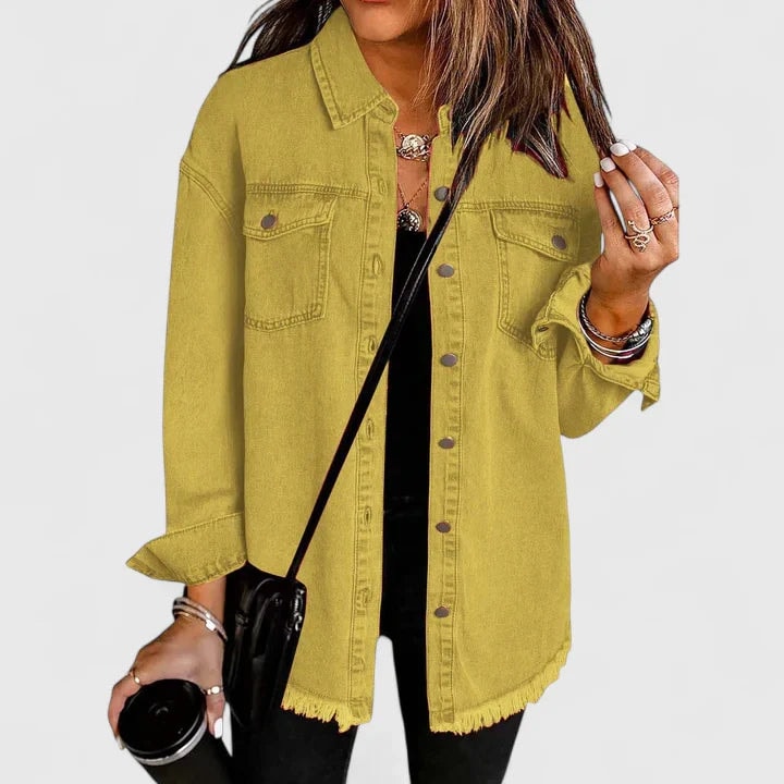 Chaqueta vaquera oversize amarilla con bolsillos delanteros y bajo deshilachado.