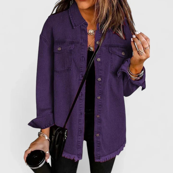 Chaqueta vaquera holgada morada con cuello camisero, botones frontales y bolsillos de solapa.