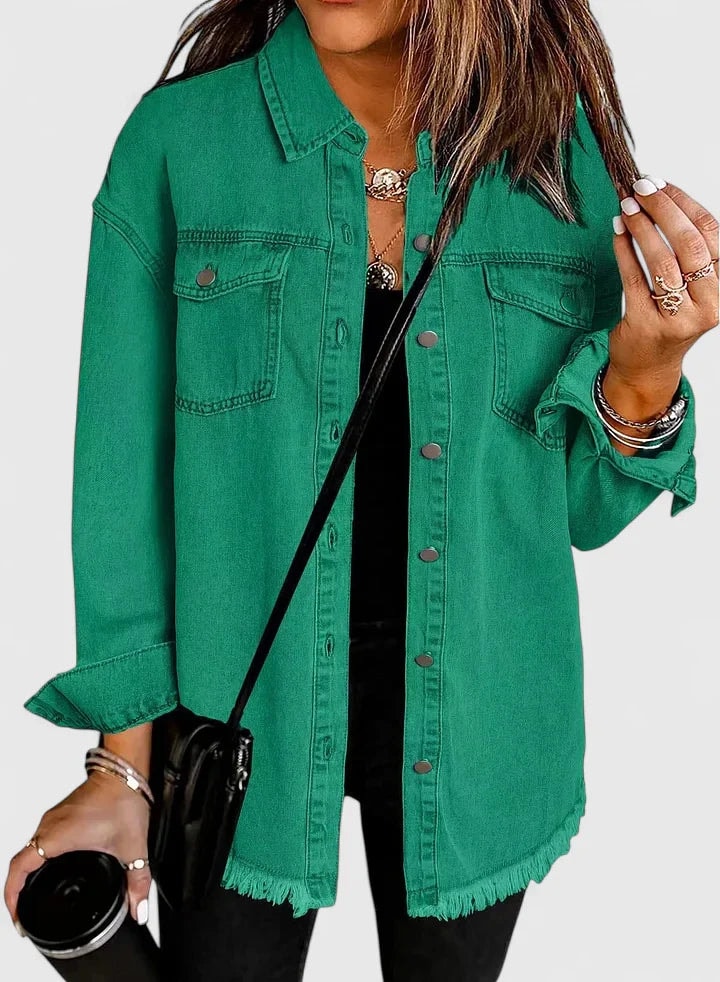 Chaqueta vaquera oversize verde con dos bolsillos delanteros y cierre frontal de botones.