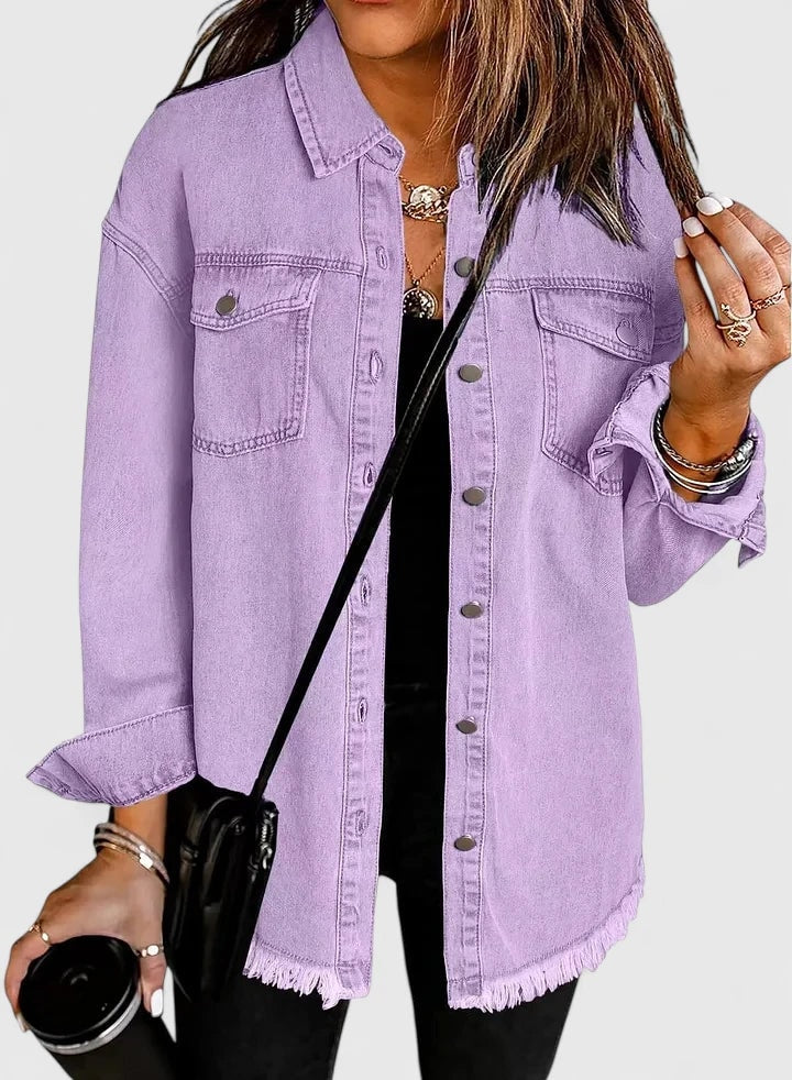 Chaqueta vaquera holgada lila con cuello camisero y bajo deshilachado.