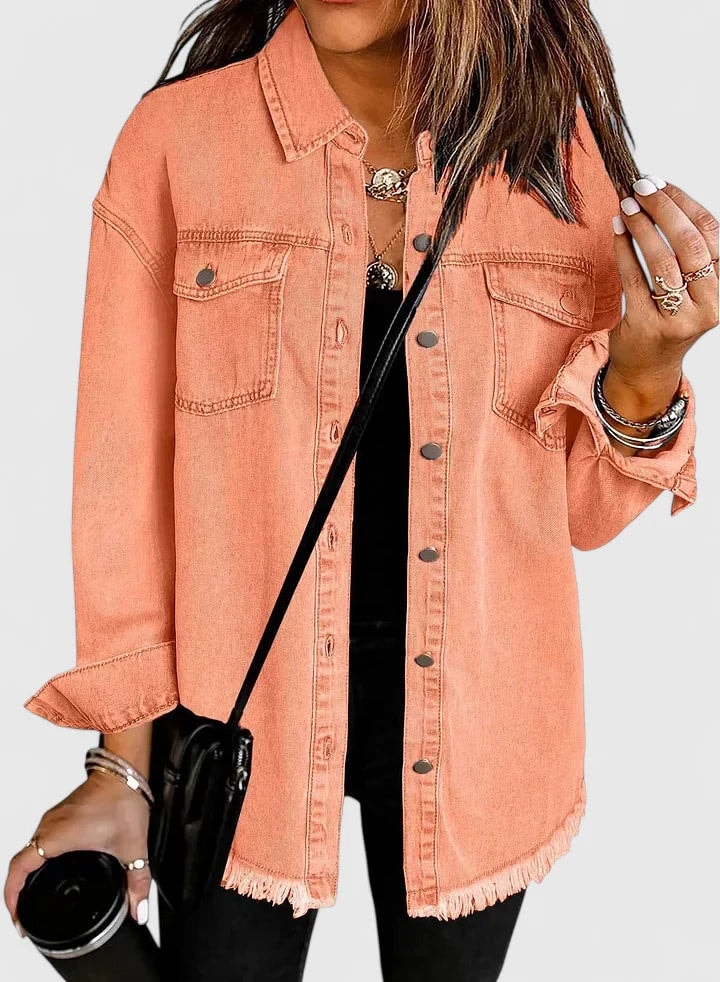 Chaqueta vaquera oversize coral con bolsillos de solapa y mangas largas.