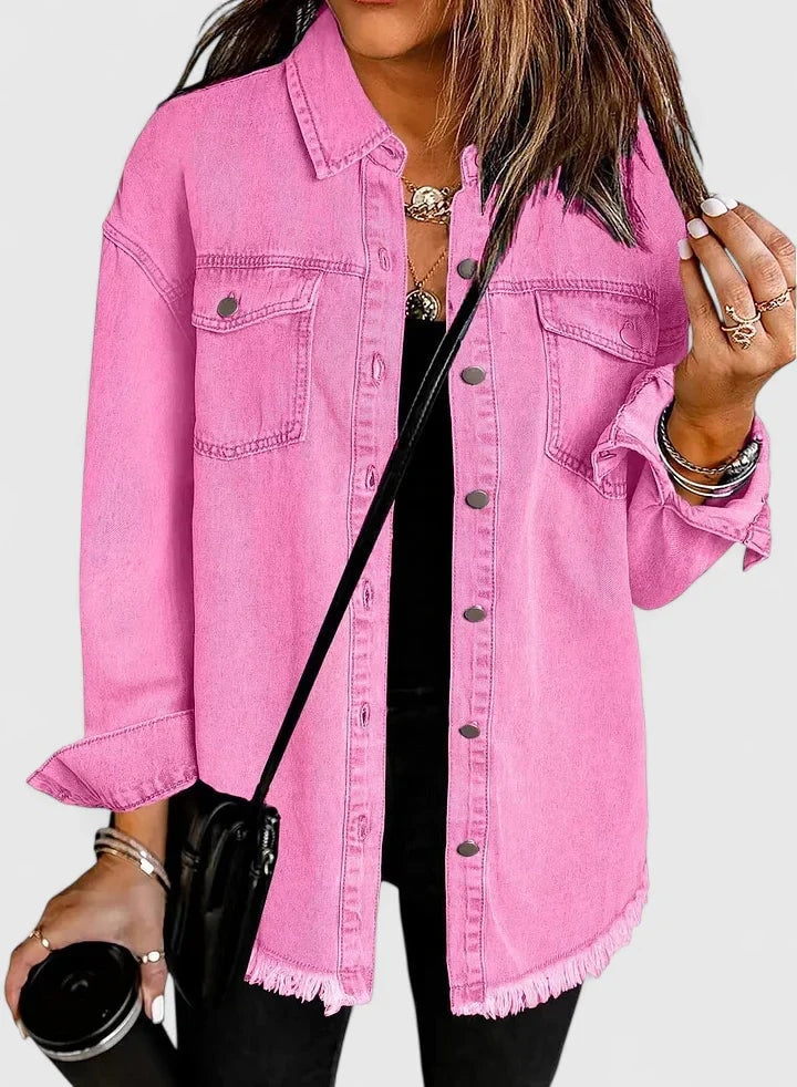 Chaqueta vaquera holgada fucsia con cierre de botones y bajo irregular deshilachado.