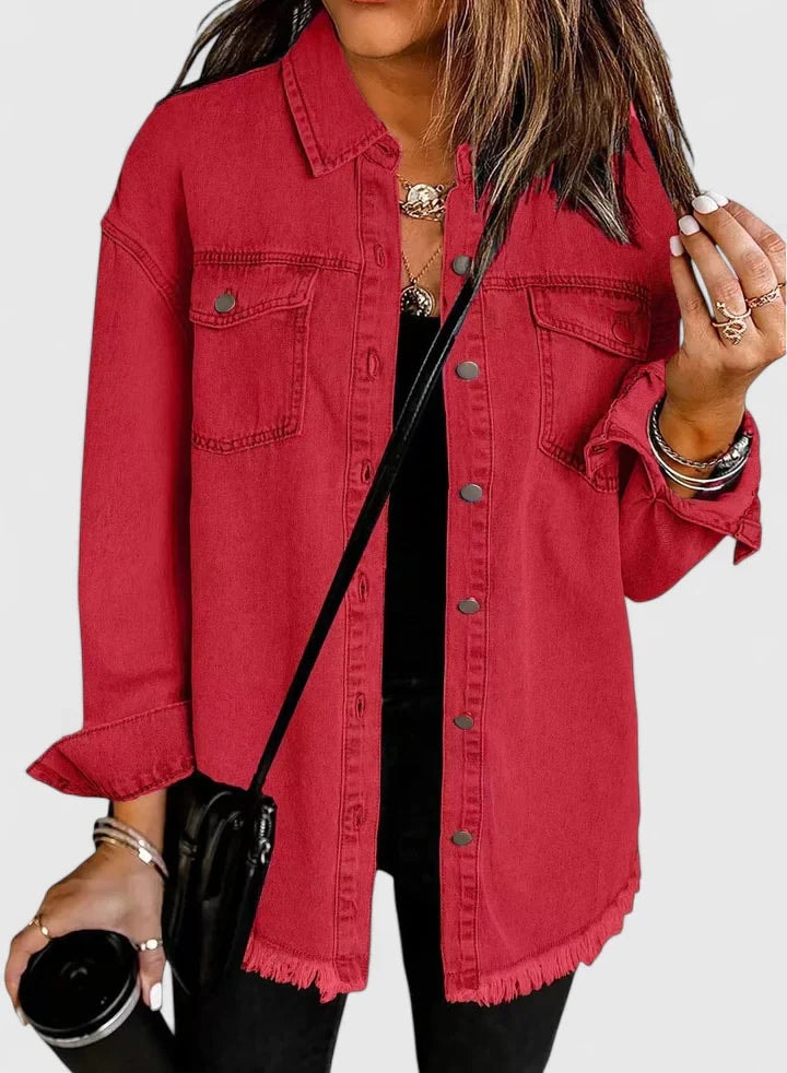 Chaqueta vaquera oversize roja con dos bolsillos delanteros abotonados.
