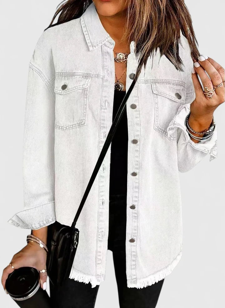 Chaqueta vaquera holgada blanca con cuello camisero, botones frontales y bajo deshilachado.