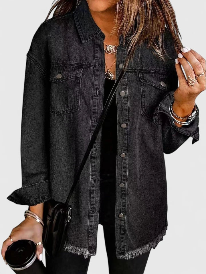 Chaqueta vaquera oversize negra con bolsillos delanteros y acabado deshilachado en el bajo.