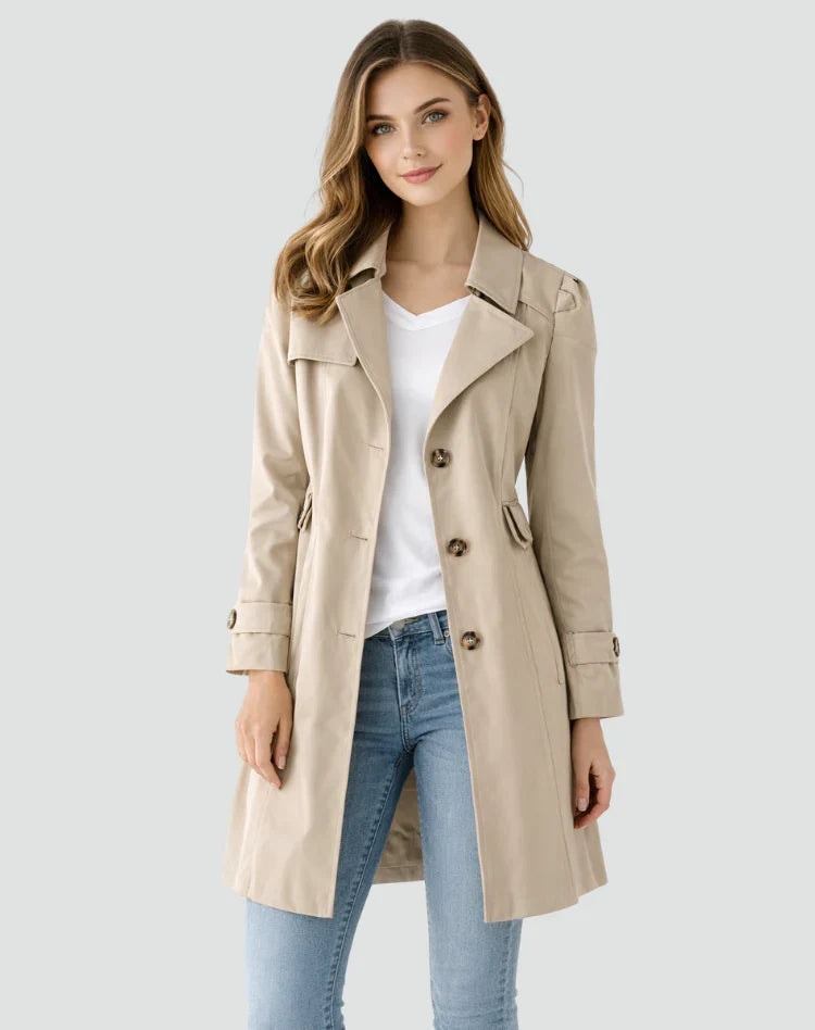 Gabardina entallada beige de vista frontal, con solapas, botones, bolsillos laterales y puños ajustables.
