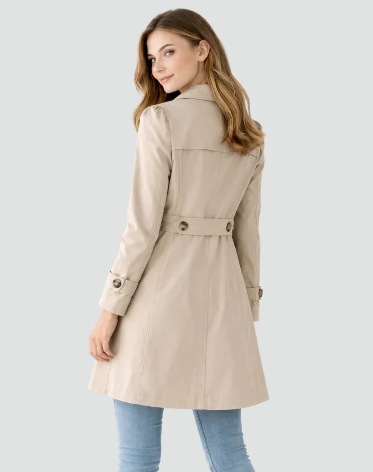 Vista posterior de la gabardina beige, con canesú superior, cinturón trasero abotonado y caída acampanada.