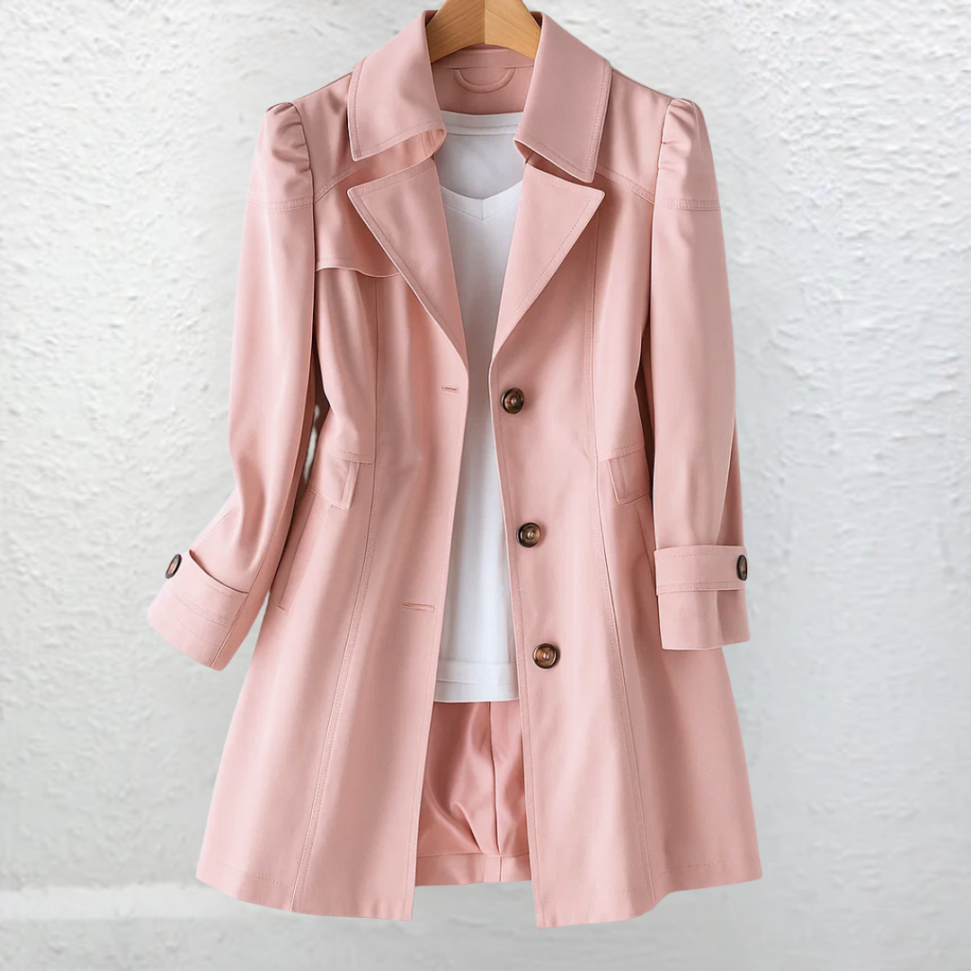 Gabardina entallada rosa claro de frente, con cuello amplio, solapas, cierre de tres botones, bolsillos laterales y puños abotonados.