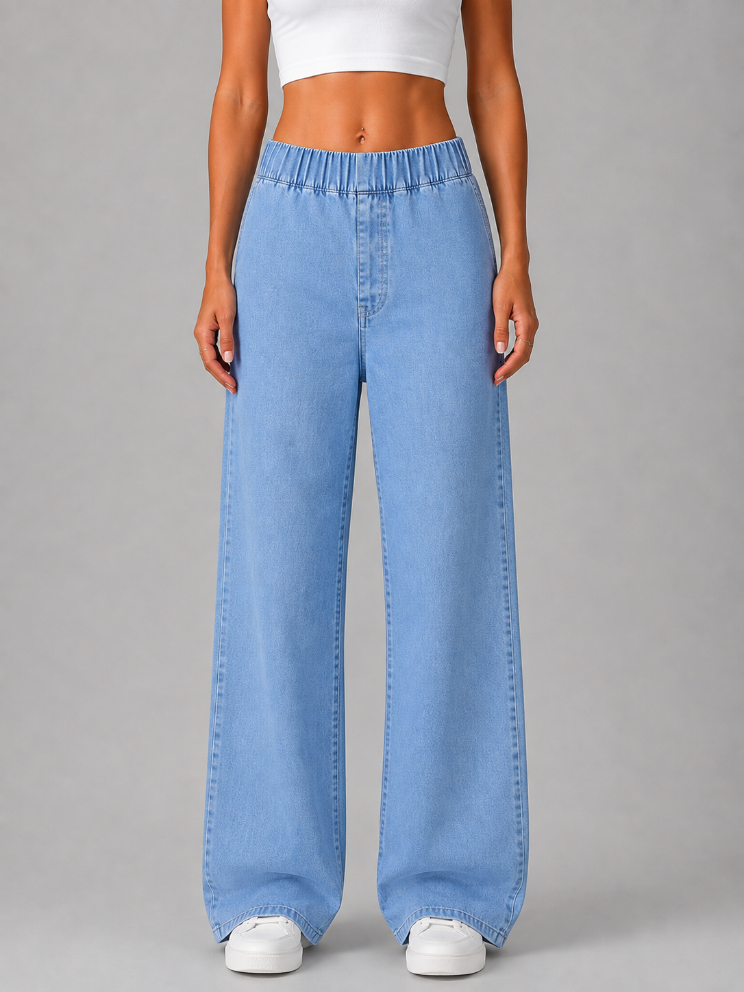 Jeans azul claro de pierna ancha vistos de frente, con cintura elástica fruncida y bajos redondeados.