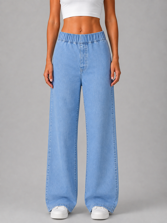 Jeans azul claro de pierna ancha vistos de frente, con cintura elástica fruncida y bajos redondeados.