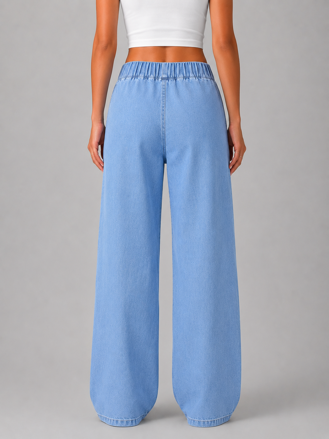 Vista trasera de jeans azul claro con silueta de pierna ancha y cintura elástica fruncida.