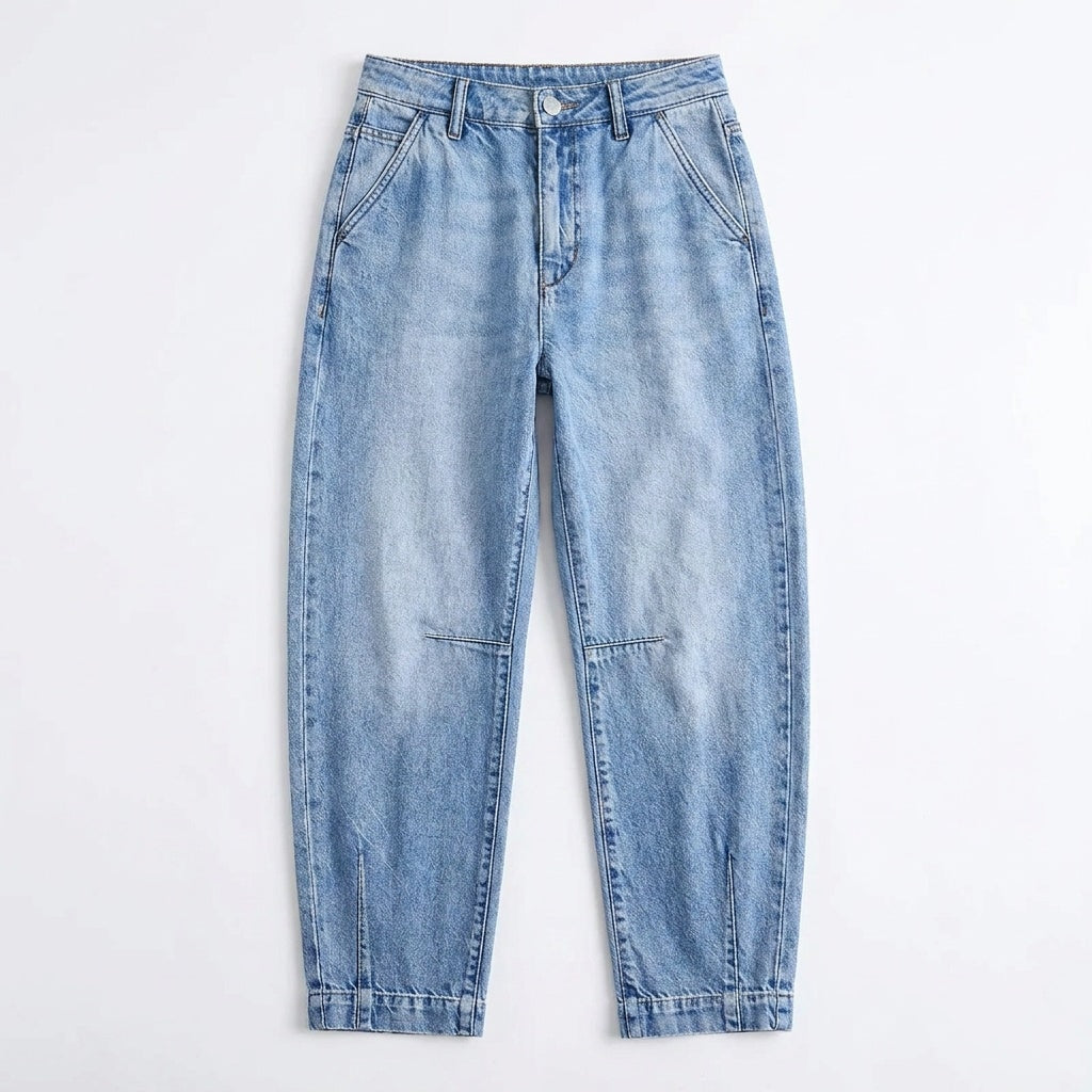 Jeans Marga extendidos sobre fondo claro, con tiro alto, cinco bolsillos, corte barril y perneras al tobillo.