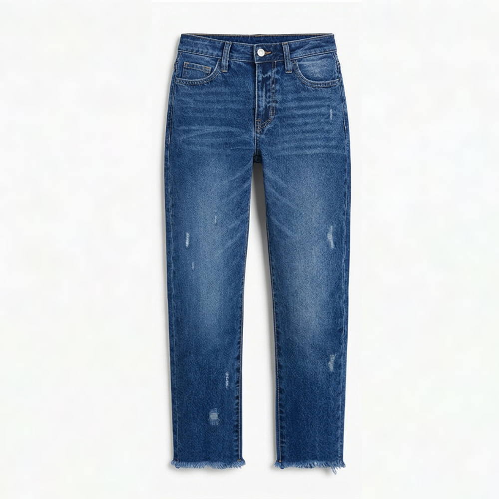 Vista frontal completa de los jeans rectos cropped en azul oscuro, con desgastados y bajos desflecados.