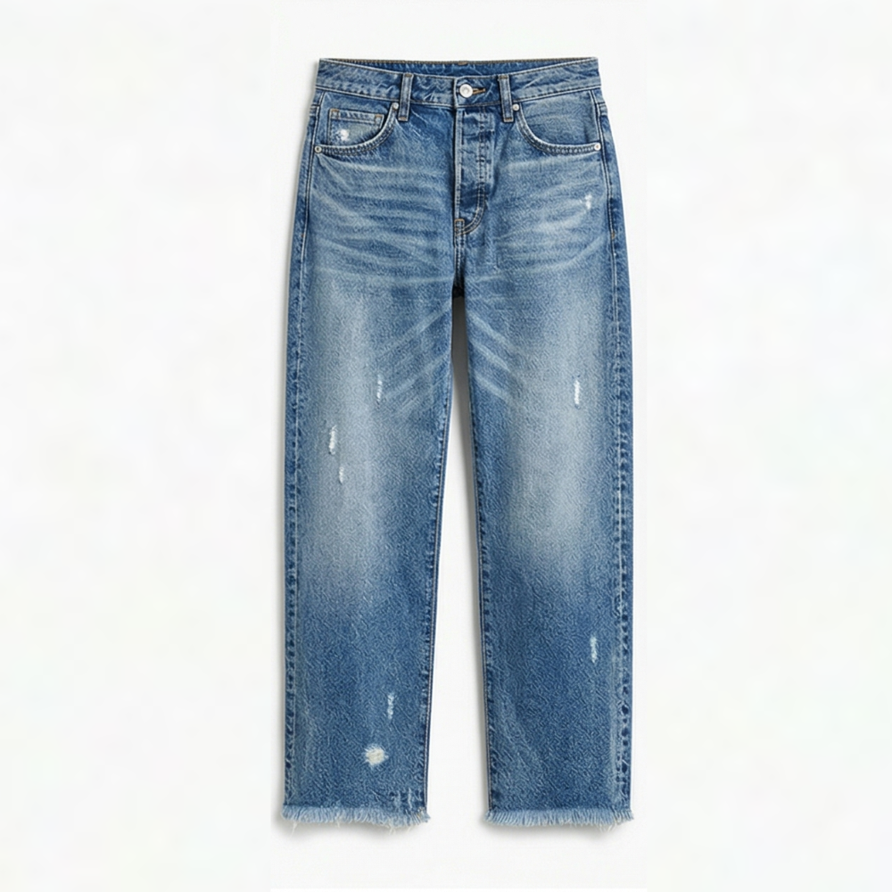 Vista frontal de los jeans rectos cropped en azul medio, con efecto lavado, desgastados y bajo desflecado.