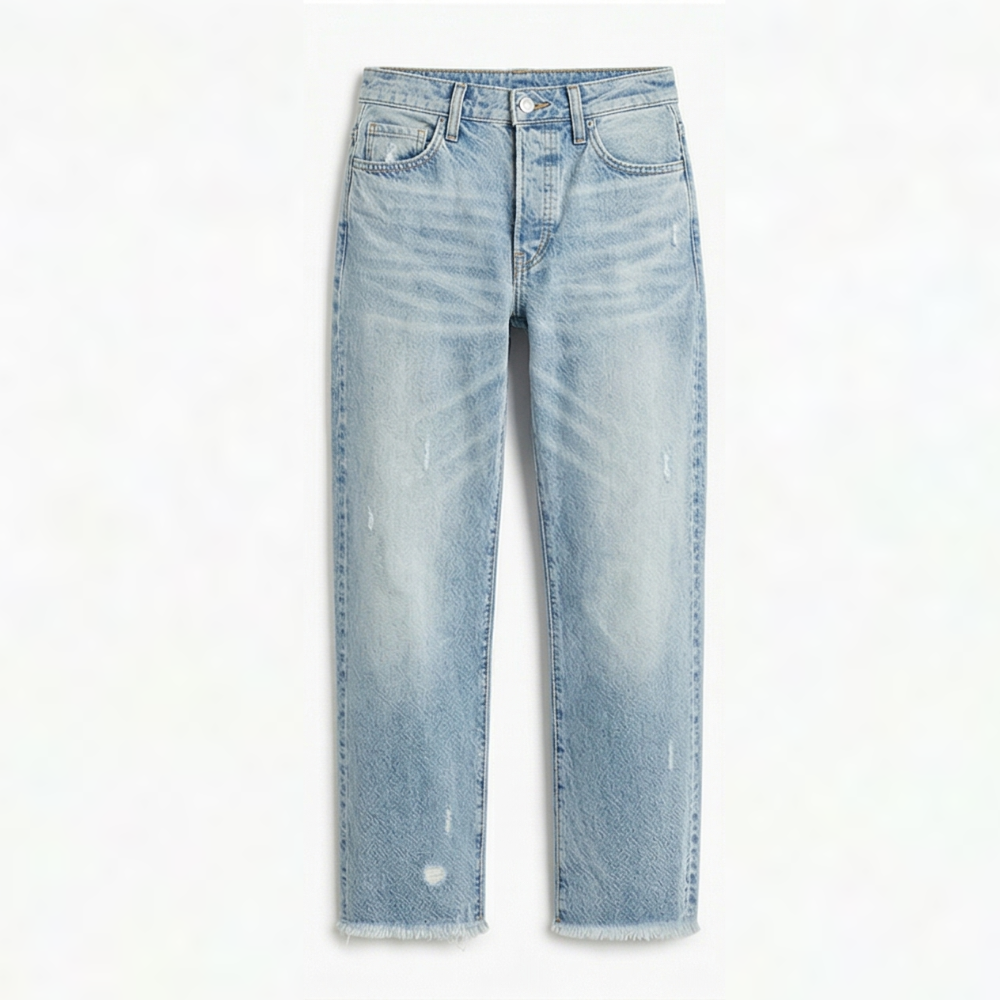 Vista frontal de los jeans rectos cropped en azul claro, con detalles de desgaste y bajos desflecados.