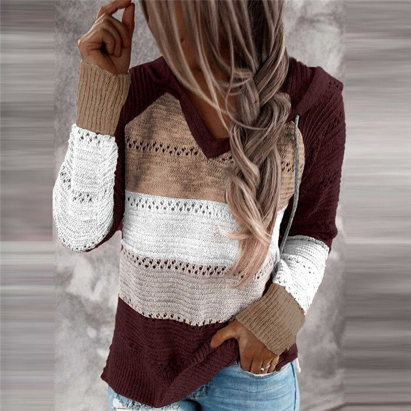 Jersey con capucha en burdeos, beige y blanco, con bloques de color contrastantes y puños en tono beige.