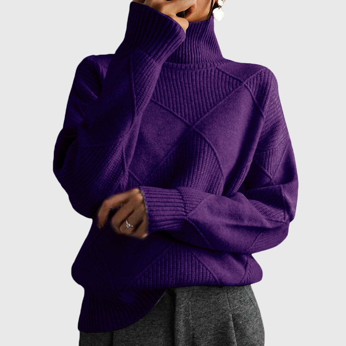 Jersey morado oscuro de cuello alto con mangas largas y diseño geométrico en relieve.