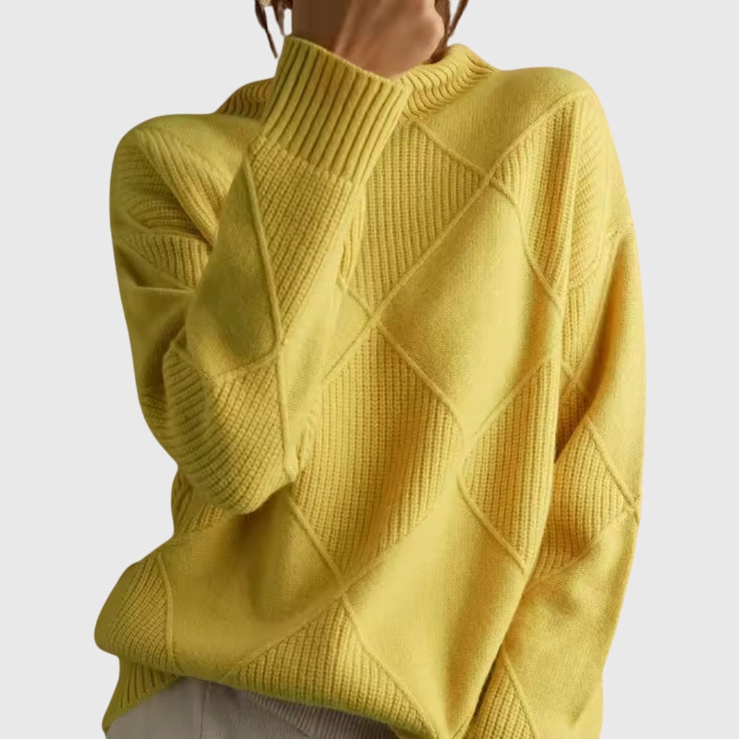 Jersey amarillo de cuello alto con diseño geométrico en relieve y vista posterior de la silueta holgada.